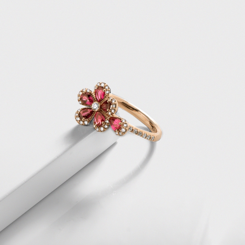 Bague fleur en or rose 18k avec rubis Bague fleur en or rose 18k avec rubis