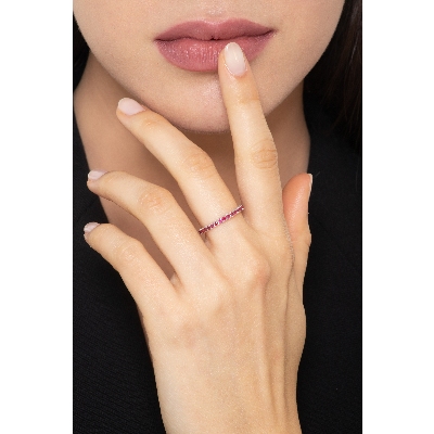 Bague Eternity à griffes en or blanc 18 ct sertie de rubis