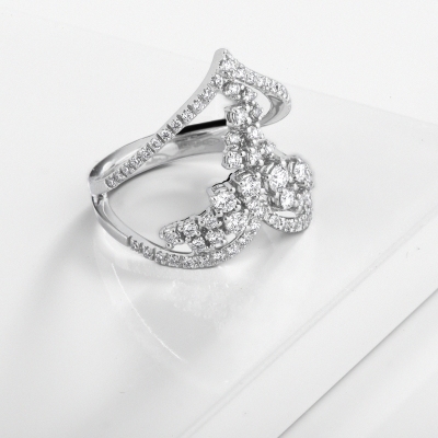 Anneau cœur en or blanc 18k avec diamants