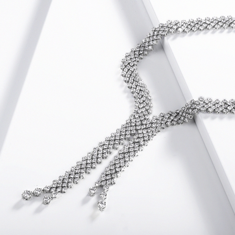 Collier design en or blanc 18k avec diamants Collier design en or blanc 18k avec diamants