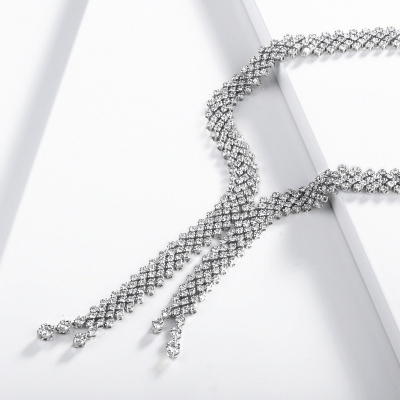 Collier en Y design en or blanc 18k avec pavé de diamants