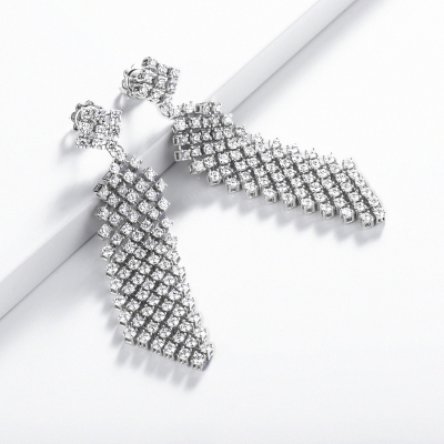 Boucles d’oreilles pendantes en or blanc 18k serties de diamants