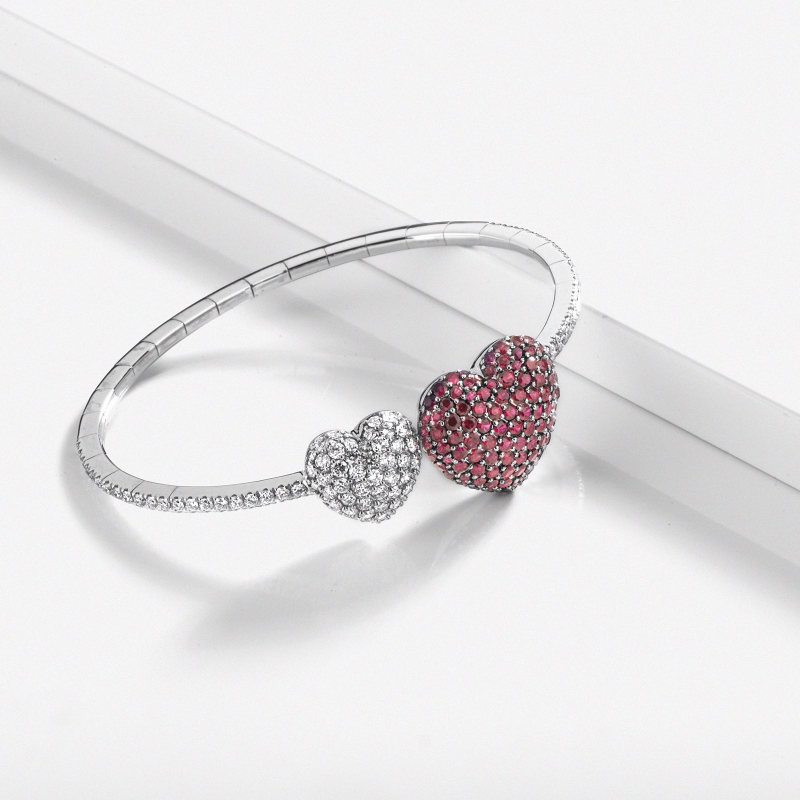 Bracelet or blanc avec deux cœurs en rubis et diamant  Bracelet or blanc avec deux cœurs en rubis et diamant