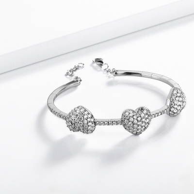 Bracelet en or blanc et diamants avec trois cœurs