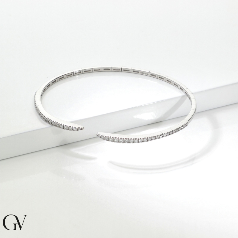 Bracelet semi-rigide en or blanc 18 carats avec des diamants