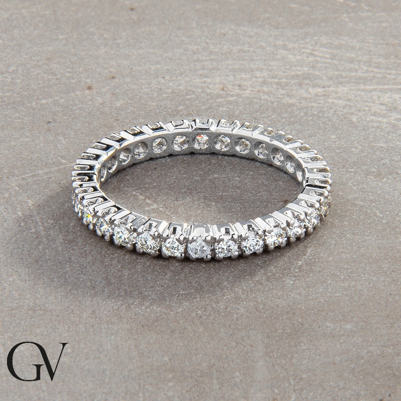 Anneau d' éternité en or blanc 18k et diamants  Anneau d' éternité en or blanc 18k et diamants