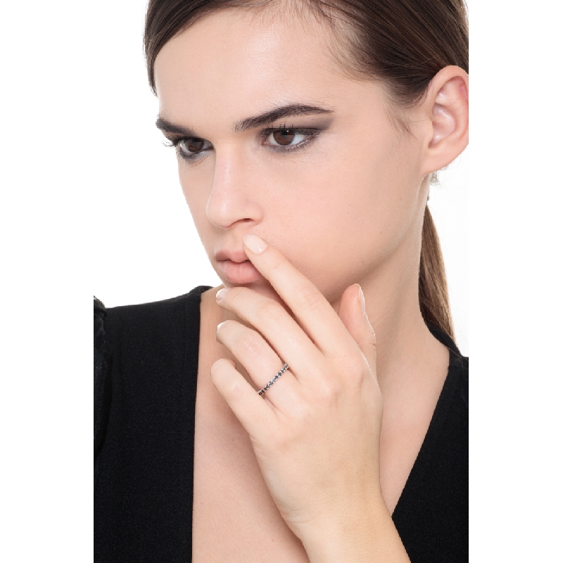 Bague Eternity à griffes en or blanc 18 carats avec diamants noirs Bague Eternity à griffes en or blanc 18 carats avec diamants noirs