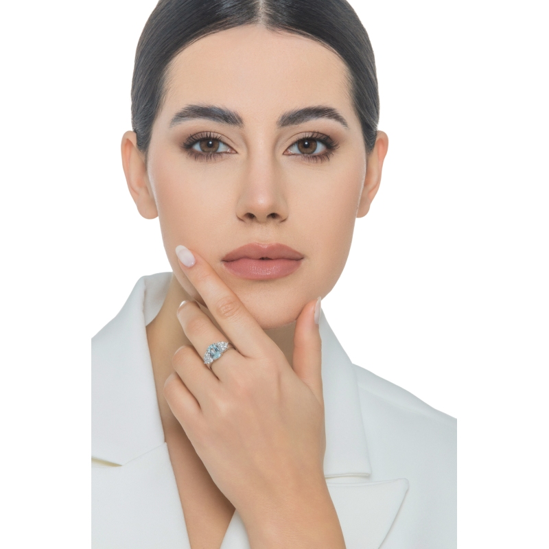 Bague en or blanc 18kt aigue-marine ovale et diamants  Bague en or blanc 18kt aigue-marine ovale et diamants