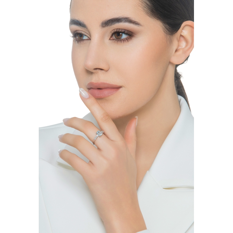 Bague avec brillants et aquamarine rectangulaire Bague avec brillants et aquamarine rectangulaire