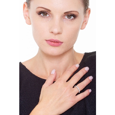 Bague modèle éternité en or blanc 18k entourée de diamants