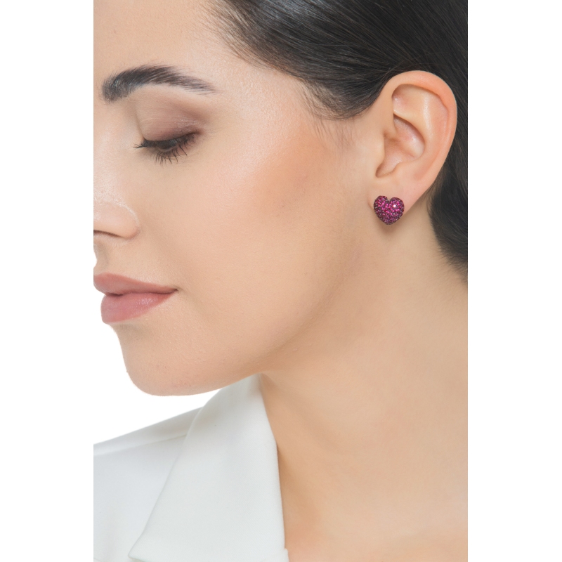 Boucles d'oreilles or blanc 18 carats avec cœur de rubis. Boucles d'oreilles or blanc 18 carats avec cœur de rubis.