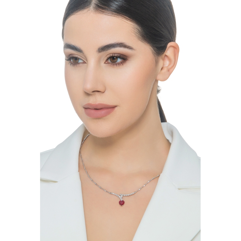 Collier en or blanc 18 carats avec un rubis à cœur  Collier en or blanc 18 carats avec un rubis à cœur