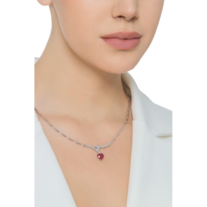 Collier en or blanc 18 carats avec un rubis à cœur  Collier en or blanc 18 carats avec un rubis à cœur