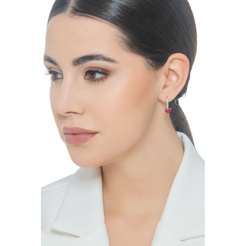 Pendantes en or blanc 18k avec rubis en forme de cœur Pendantes en or blanc 18k avec rubis en forme de cœur