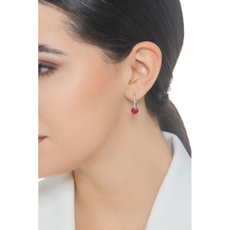 Pendantes en or blanc 18k avec rubis en forme de cœur Pendantes en or blanc 18k avec rubis en forme de cœur