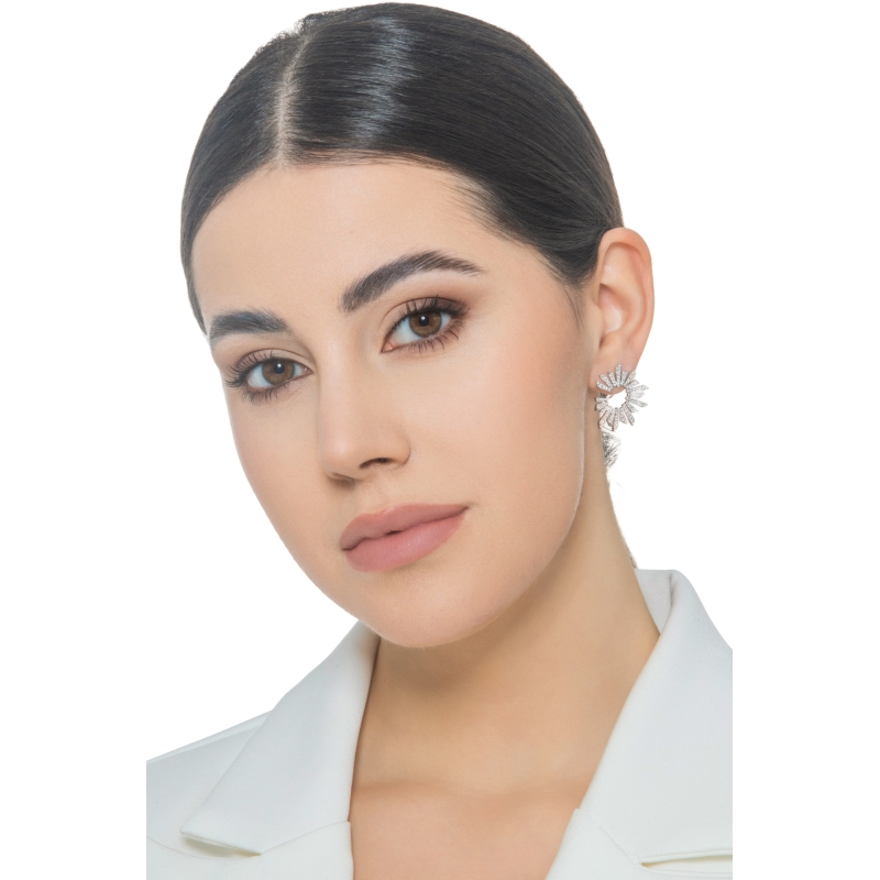 Boucles d'oreilles design avec diamants en or blanc 18k Boucles d'oreilles design avec diamants en or blanc 18k