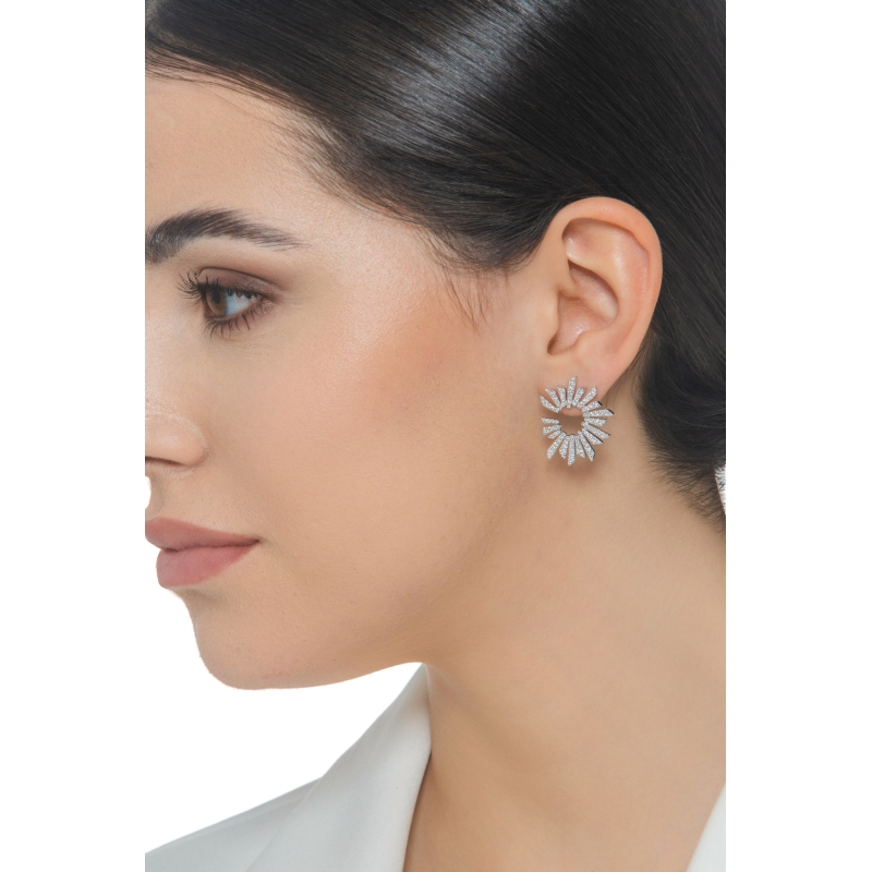 Boucles d'oreilles design avec diamants en or blanc 18k Boucles d'oreilles design avec diamants en or blanc 18k