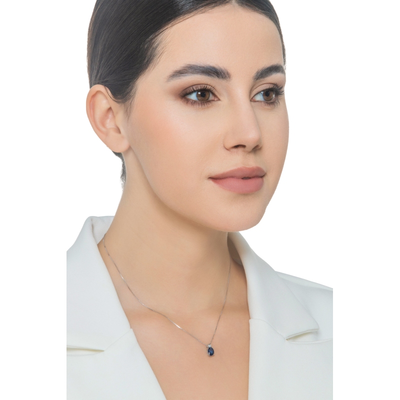 Collier en or blanc 18k avec saphir bleu central Collier en or blanc 18k avec saphir bleu central