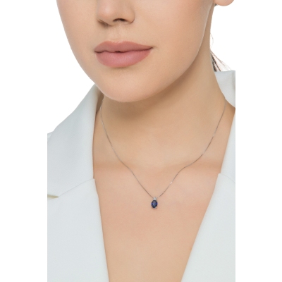 Collier en or blanc 18k avec saphir bleu central