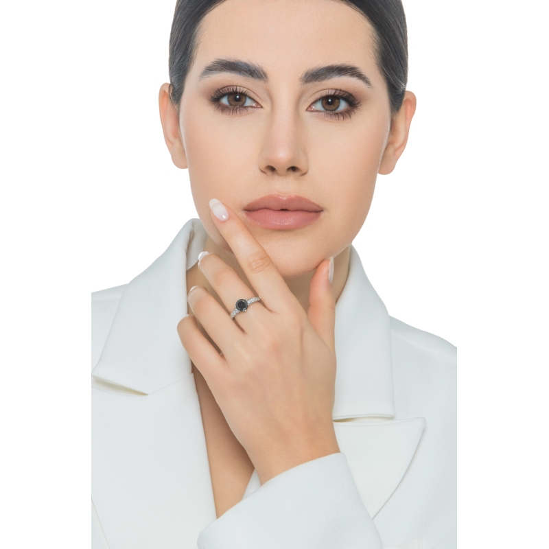 Bague solitaire en or blanc 18k et diamant noir Bague solitaire en or blanc 18k et diamant noir