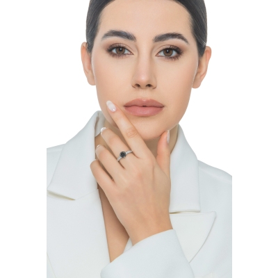 Bague solitaire en or blanc 18k et diamant noir