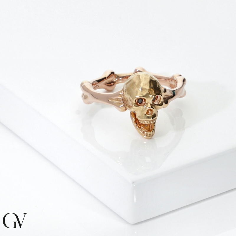 Bague avec skull mobile en or rose 18k et diamants  Bague avec skull mobile en or rose 18k et diamants
