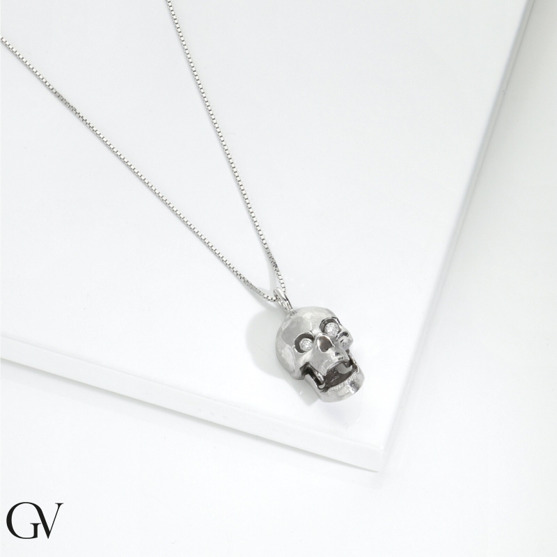 Collier en or blanc 18k avec pendentif Collier en or blanc 18k avec pendentif