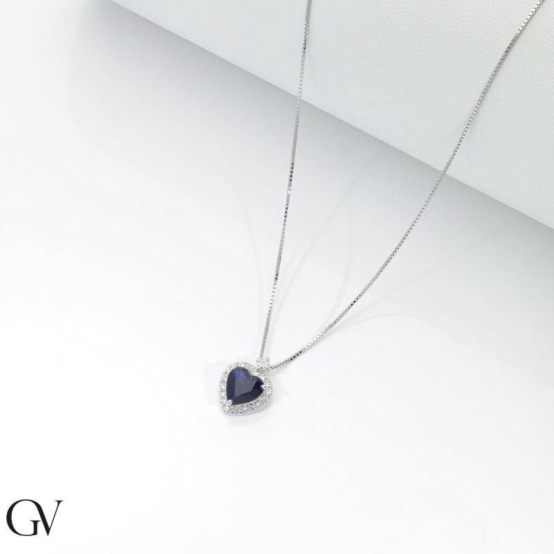 Collier en or blanc avec pendentif cœur en saphir bleu et diamants Collier en or blanc avec pendentif cœur en saphir bleu et diamants