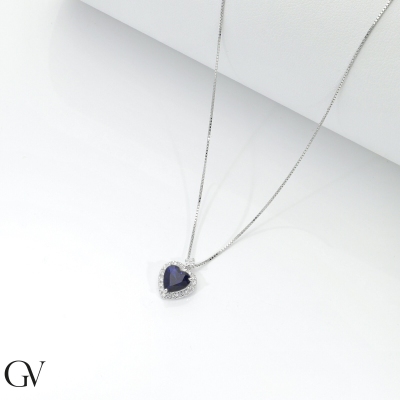 Collier en or blanc avec pendentif cœur en saphir bleu et diamants