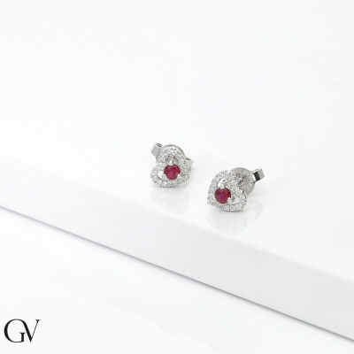 Boucles d'oreilles or blanc 18k avec rubis et entourage de diamants