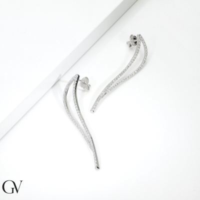 Boucles d’oreilles or blanc 18k design ondulé avec diamants