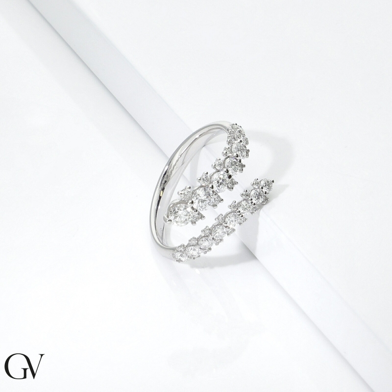 Bague contrarié design avec diamants en or blanc 18 carats Bague contrarié design avec diamants en or blanc 18 carats