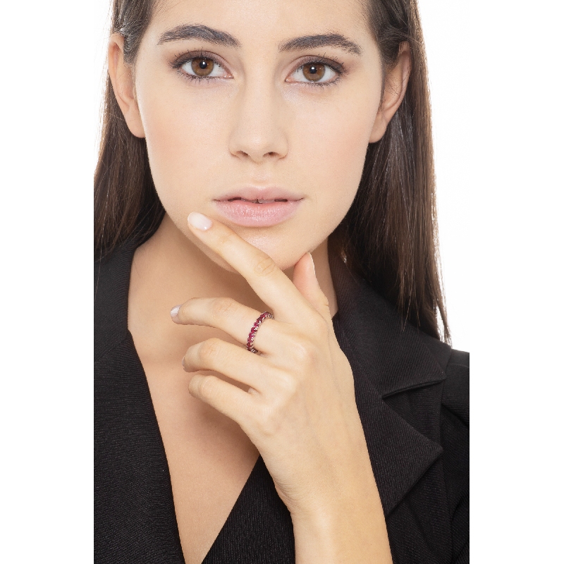 Alliance or blanc avec rivière de rubis Alliance or blanc avec rivière de rubis