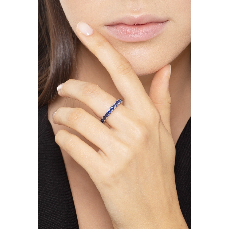 Alliance Rivière en or blanc 18k avec saphir bleu Alliance Rivière en or blanc 18k avec saphir bleu