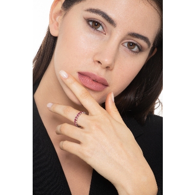 Bague d'anniversaire à tour complet en or blanc 18k avec rubis