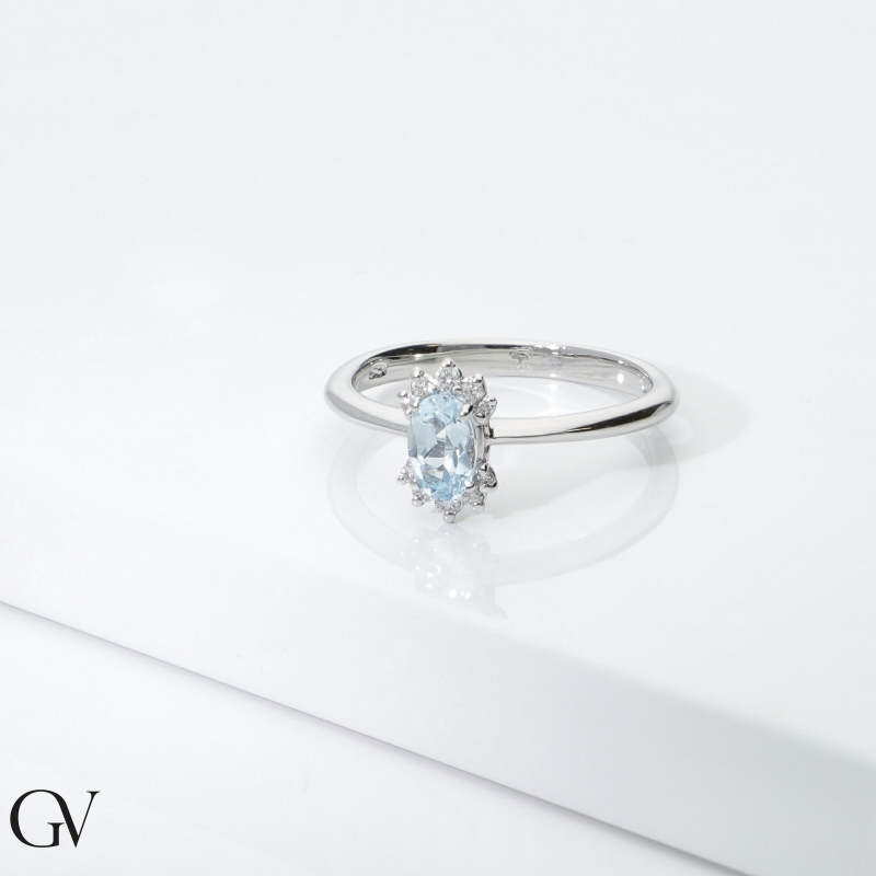 Bague diamants en or blanc 18K avec aigue-marine ovale Bague diamants en or blanc 18K avec aigue-marine ovale