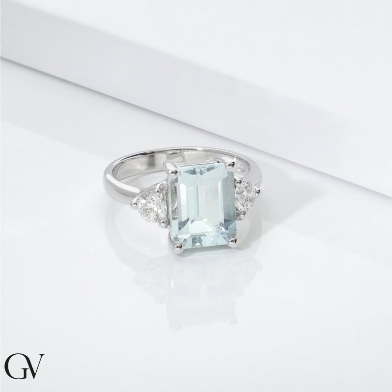 Bague en or blanc 18k avec aigue-marine rectangulaire et diamants Bague en or blanc 18k avec aigue-marine rectangulaire et diamants