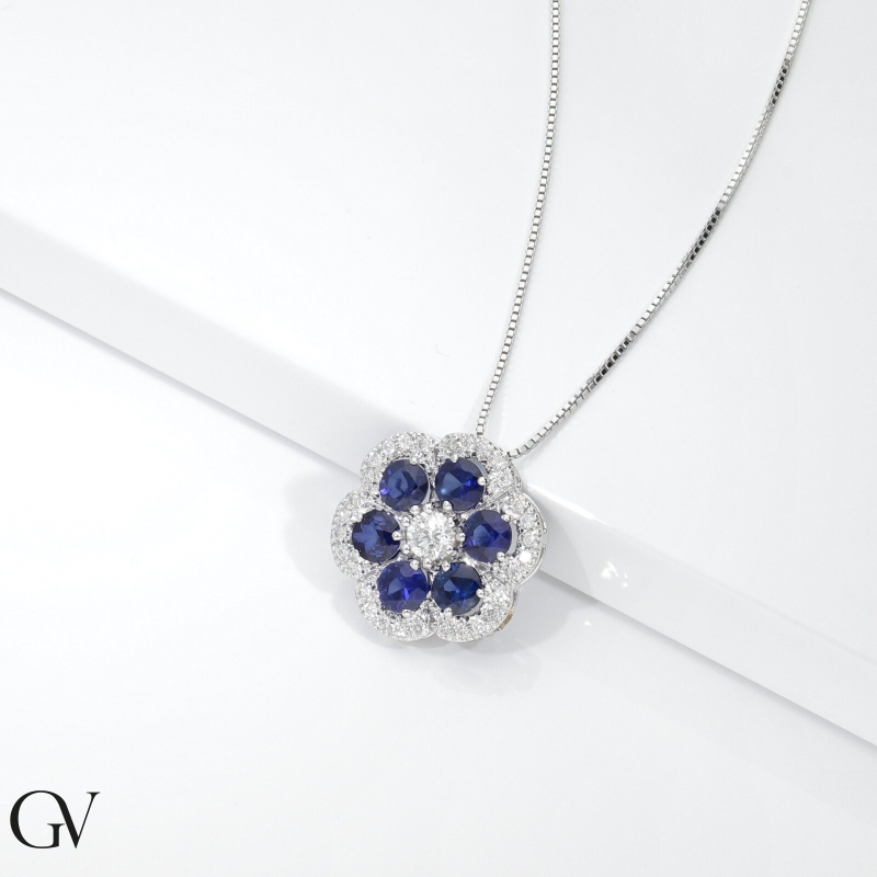 Collier or blanc 18k avec fleur saphirs bleus et diamants Collier or blanc 18k avec fleur saphirs bleus et diamants