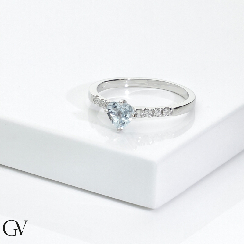 Bague avec aigue-marine en forme de cœur et diamants or 18k Bague avec aigue-marine en forme de cœur et diamants or 18k