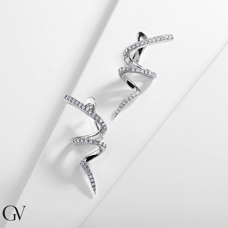 Boucles d'oreilles en spirale en or blanc 18k avec diamant