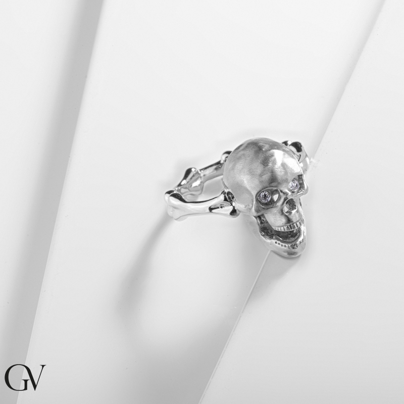 Bague en or blanc 18k tête de mort et diamants Bague en or blanc 18k tête de mort et diamants