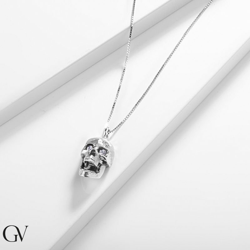 Collier en or blanc 18k avec pendentif skull et diamants Collier en or blanc 18k avec pendentif skull et diamants