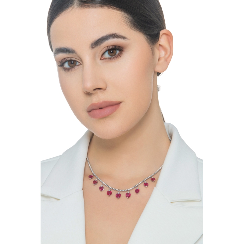 Collier tennis en or blanc 18k avec pendentifs en rubis Collier tennis en or blanc 18k avec pendentifs en rubis