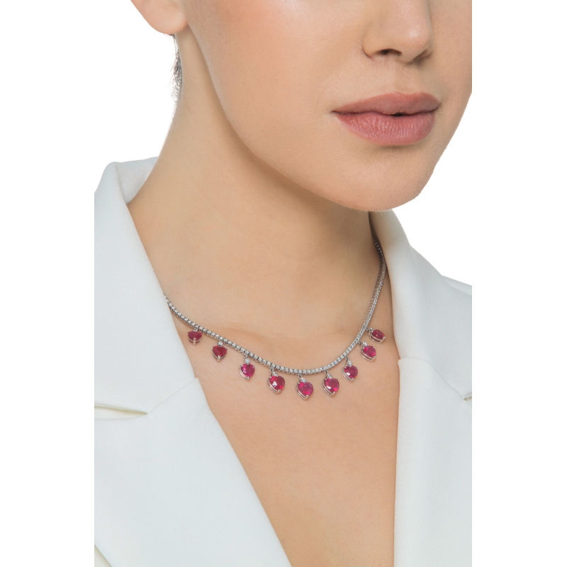 Collier tennis en or blanc 18k avec pendentifs en rubis Collier tennis en or blanc 18k avec pendentifs en rubis