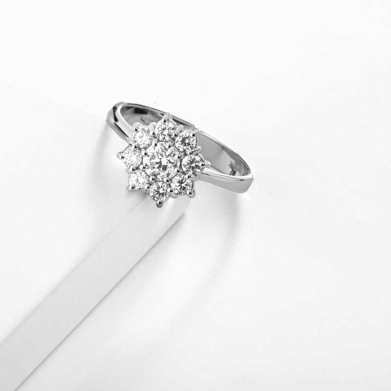 Bague halo en forme de fleur avec diamant centra CT0.40 Bague halo en forme de fleur avec diamant centra CT0.40