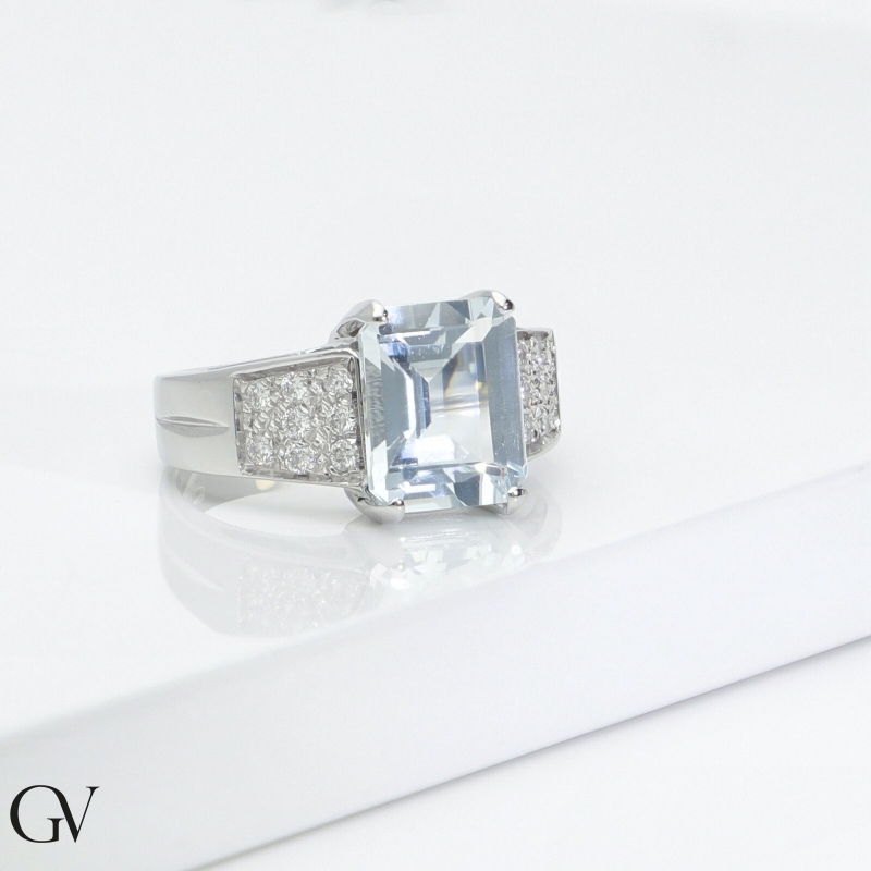 Bague sophistiquée en or blanc 18k avec une aquamarine centrale  Bague sophistiquée en or blanc 18k avec une aquamarine centrale