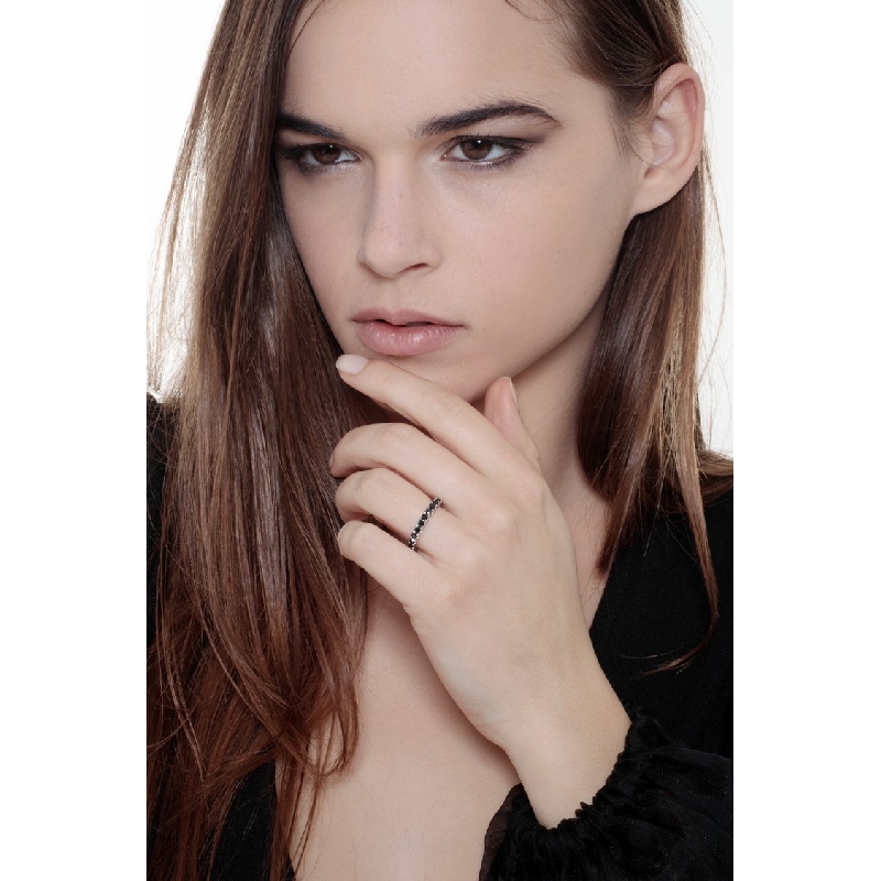 Bague homme Eternity à griffes en or blanc 18k sertie de diamants noirs Bague homme Eternity à griffes en or blanc 18k sertie de diamants noirs