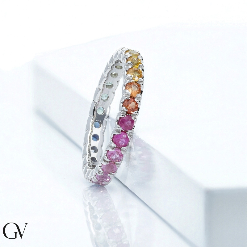 Bague eternity en or blanc 18k avec saphirs multicolores Bague eternity en or blanc 18k avec saphirs multicolores