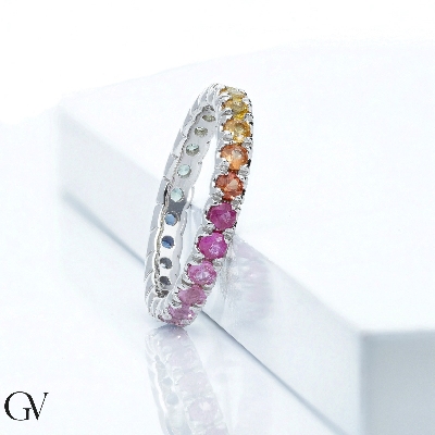 Bague eternity en or blanc 18k avec saphirs multicolores