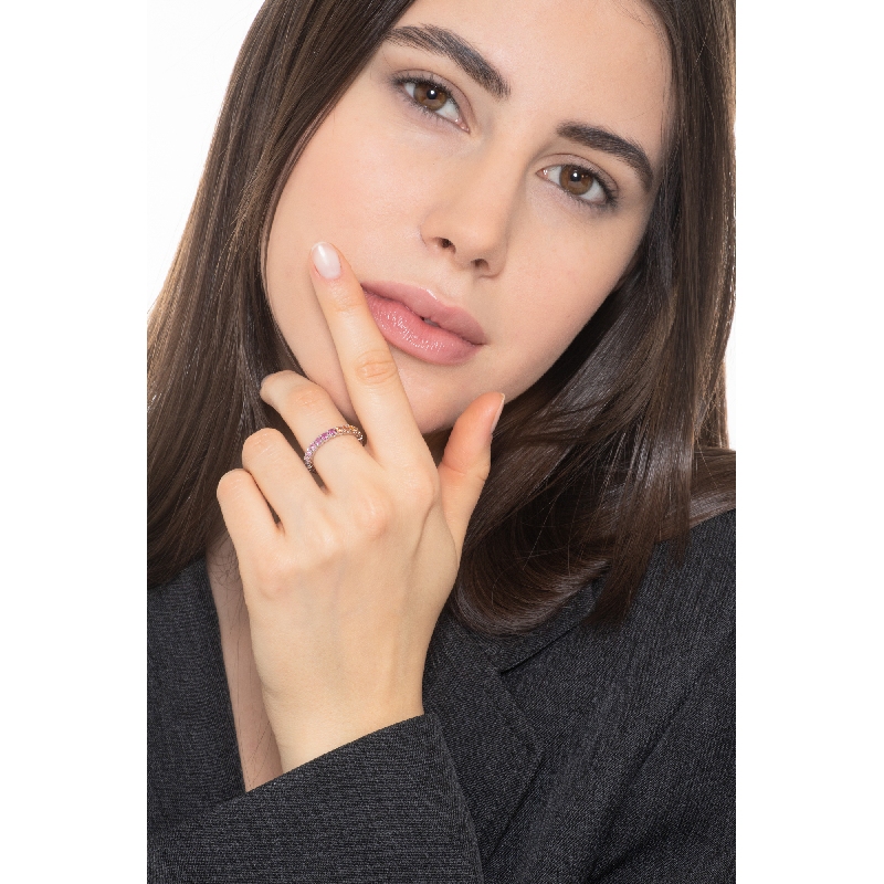 Bague eternity en or blanc 18k avec saphirs multicolores Bague eternity en or blanc 18k avec saphirs multicolores